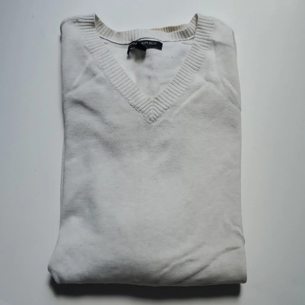 Banana Republic Cream Light Weight V Kneck Sweater-L